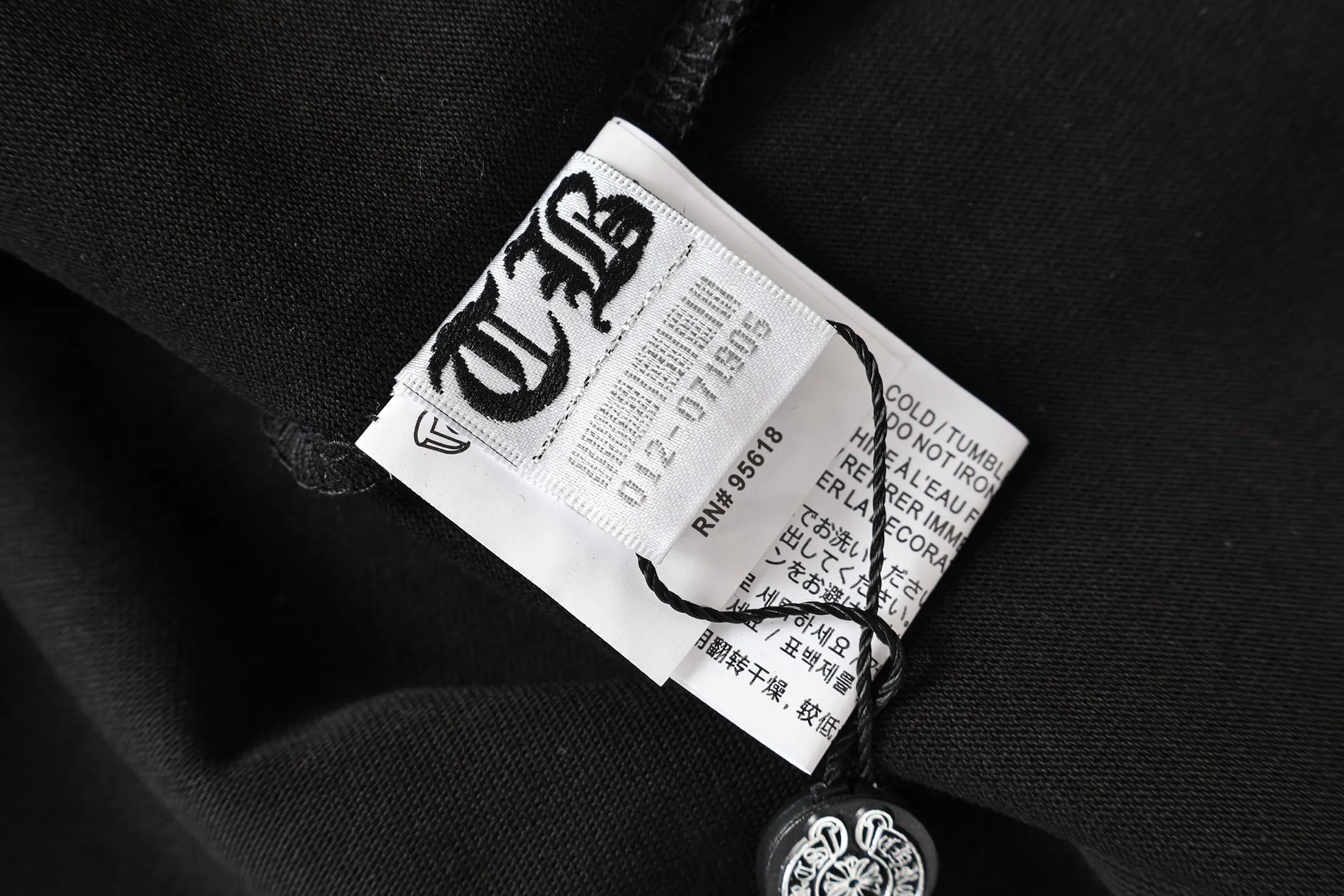 P150 Cross-border model, please do not place an order if you are pursuing quality - Chrome Hearts/Chrome Hearts joint Off white cross-leather short-sleeved T-shirt - High weight, high density, high quality, soft, delicate and skin-friendly wool, soft and silky to the touch, excellent warmth and skin-friendly properties - Custom-woven and custom-dyed, no color difference, no matter the fabric or workmanship details, beat the ordinary version on the market -Colour: black white -Size: S M L XL